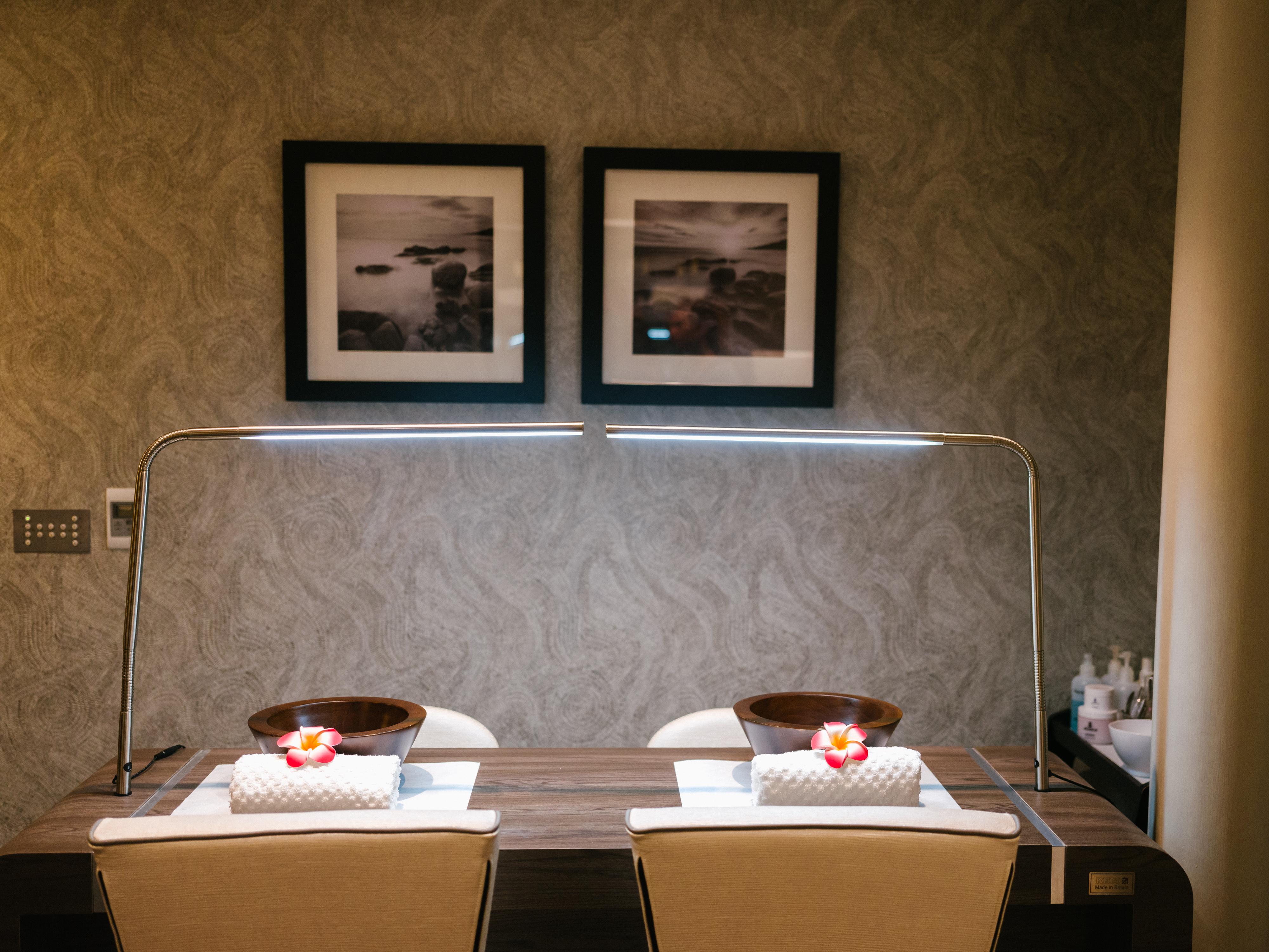 Grand Jersey Hotel And Spa Saint Helier Eksteriør billede A table with two bowls of fruit
