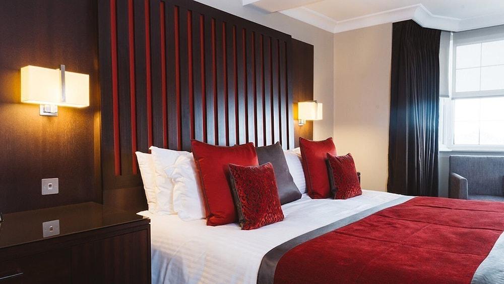 Grand Jersey Hotel And Spa Saint Helier Eksteriør billede A bedroom at the hotel