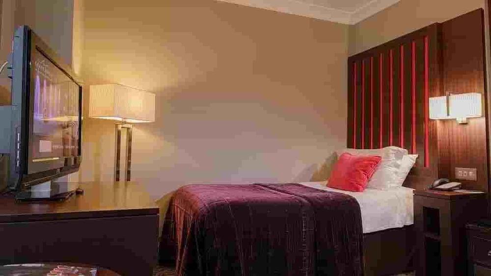 Grand Jersey Hotel And Spa Saint Helier Eksteriør billede A bedroom