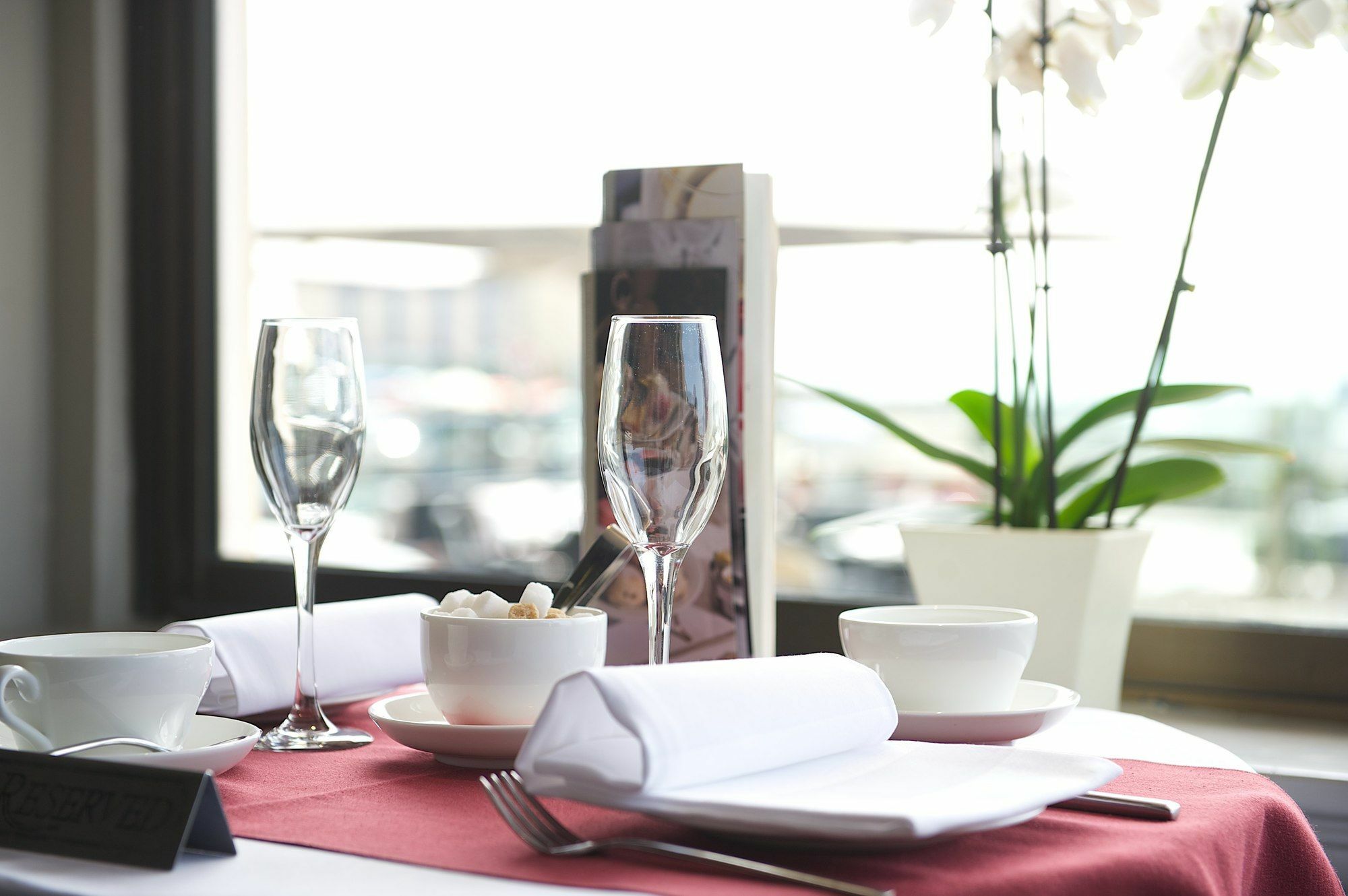 Grand Jersey Hotel And Spa Saint Helier Eksteriør billede Restaurant table setting